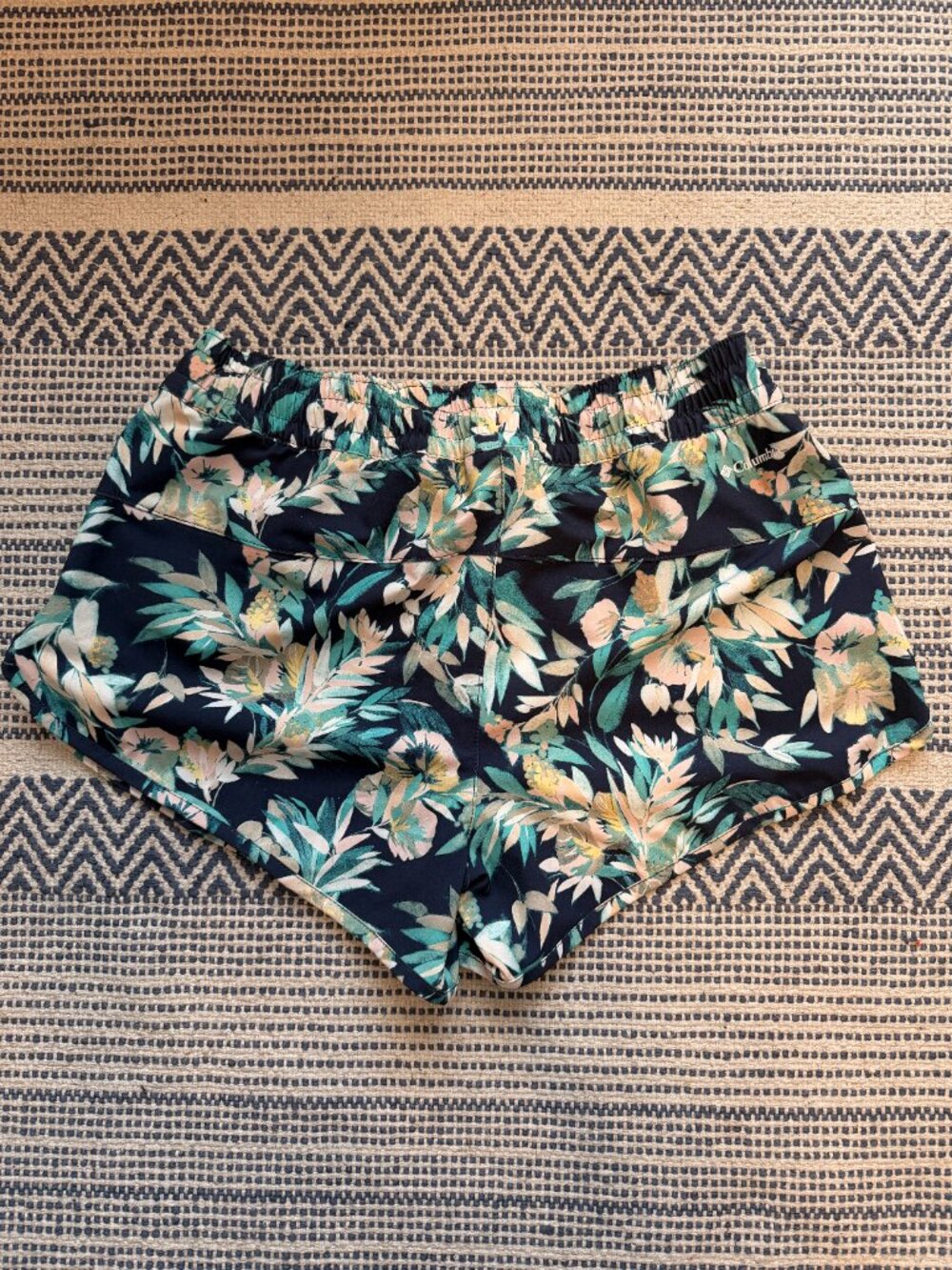 Columbia Floral Women's Shorts, size M - Picture 5 of 6